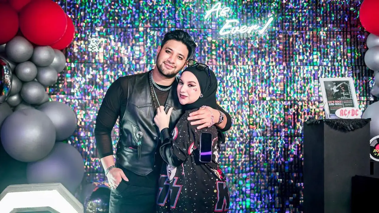 Artis Ammar Zoni kembali ditangkap atas kasus dugaan penyalahgunaan narkoba. Kali ini, Ammar Zoni ditangkap oleh Satres Narkoba Polres Jakarta Barat pada Selasa malam 12 Desember 2023 di salah satu apartemen kawasan Serpong, Tangerang Selatan, Banten. Itulah top 3 news hari ini.