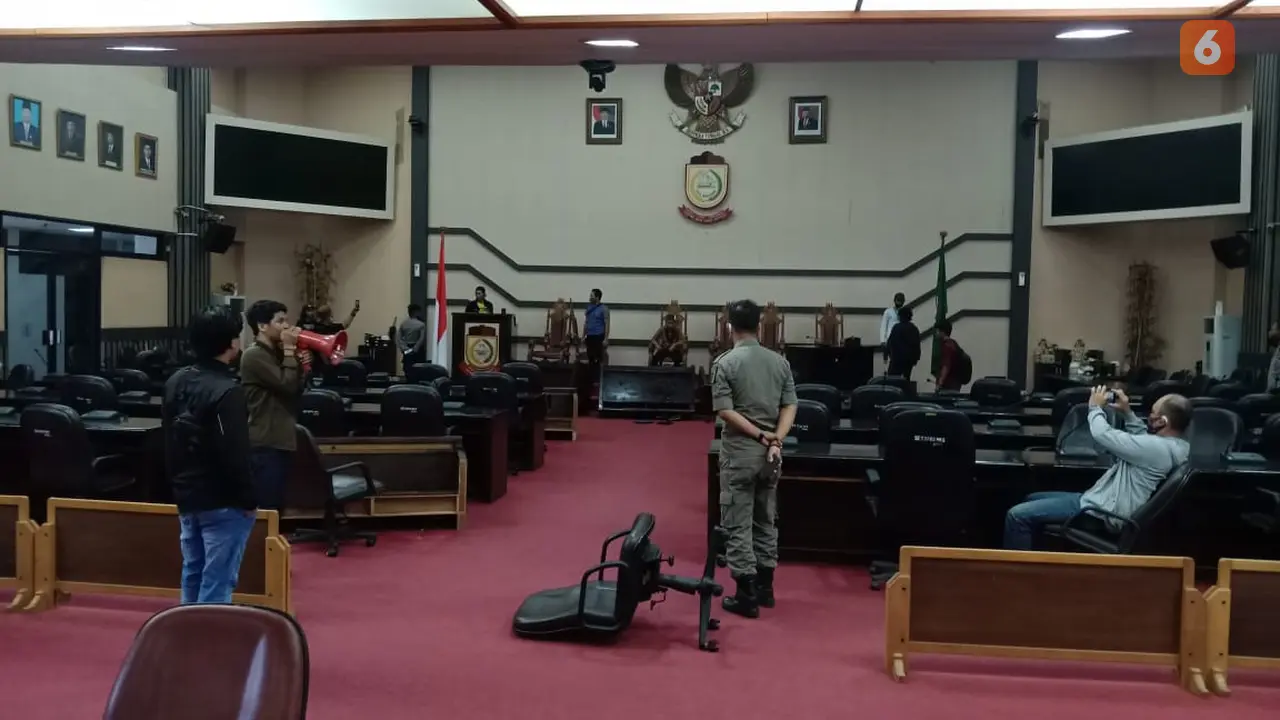 Ruang DPRD Makassar dirusak pengunjuk rasa (Fauzan/Liputan6.com)