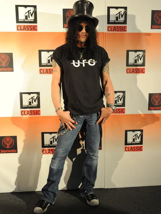 "Dalam ingatanku, makanan India di India sangat berbeda dari versi kebarat-baratan di AS, jadi aku sangat tertarik untuk merasakan seperti apa makanan tradisional India ," ujar Slash ketika mendarat di Mumbai pada Jumat pagi. (Bintang/EPA)