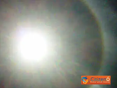 Fenomena Halo matahari kembali terjadi. Kali ini Halo matahari atau cincin matahari terlihat selama kurang lebih 30 menit di Solo, Selasa (4/10).
