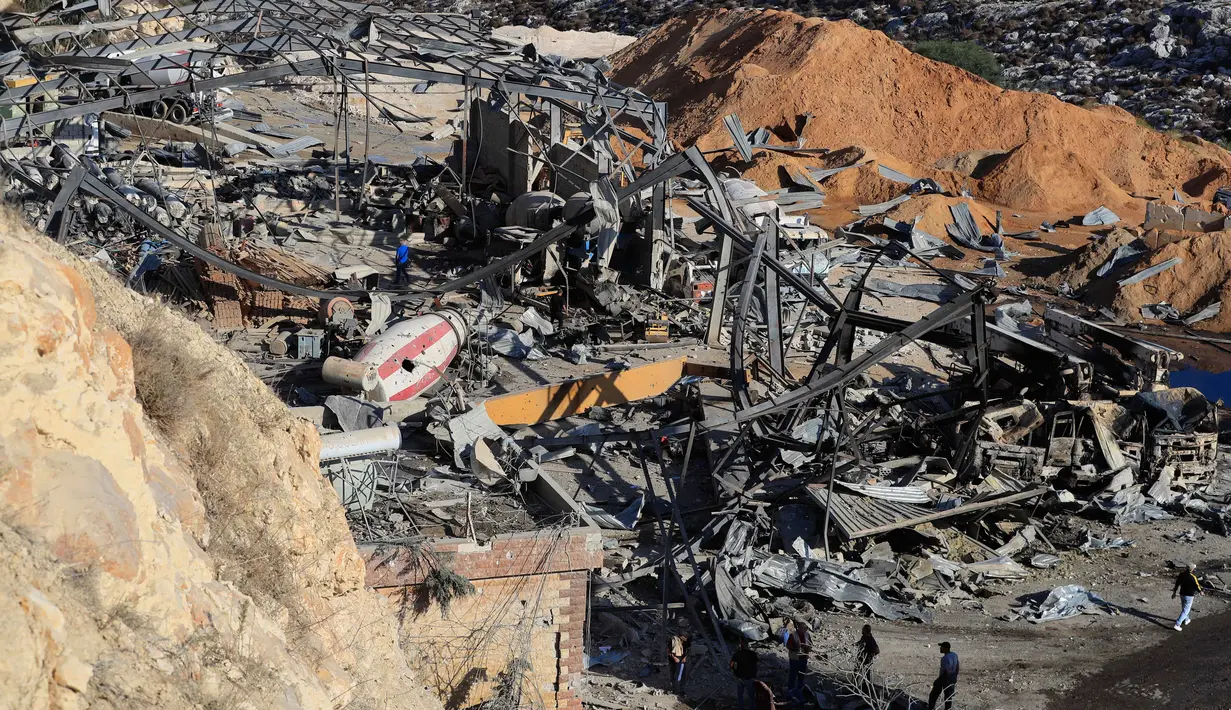 Salah satu serangan udara Israel menghantam kompleks pabrik semen di Desa Ansar, dekat Doueir, Lebanon selatan. (AP Photo/Mohammad Zaatari)