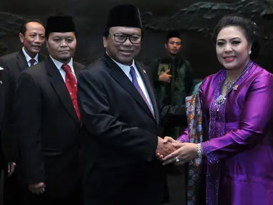 Wakil Ketua MPR RI Oesman Sapta Odang berjabat tangan dengan GKR Ayu Koes Indriyah sebagai anggota MPR dari kelompok DPD, usai upacara Pengucapan Sumpah/Janji Anggota Pengganti Antarwaktu di Gedung Parlemen, Jakarta, Rabu (8/6). (Liputan6.com/Johan Tallo)
