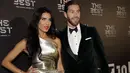 Bek Real Madrid asal Spanyol, Sergio Ramos bersama istrinya Pilar Rubio berpose saat menghadiri penghargaan sepak bola FIFA Terbaik, di teater La Scala Milan, Italia utara (23/9/2019). (AP Photo/Luca Bruno)