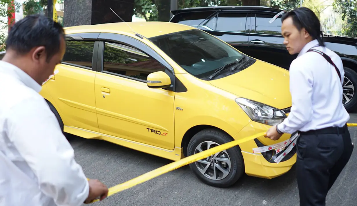 Barang bukti sejumlah mobil ditunjukkan saat rilis kasus penipuan jaringan internasional di Bareskrim Polri, Jakarta, Rabu (7/7). Polisi menangkap lima orang pelaku dengan nilai kerugian mencapai Rp 113 miliar dengan barang bukti uang tunai, BPKB, mobil, hingga buku tabungan. (Liputan6.com/Immanuel)