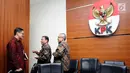 Ketua Bawaslu RI. Abhan (tengah) usai memberi keterangan bersama pimpinan KPK, Jakarta, Selasa (10/10). Pertemuan untuk mensinergikan pengawasan dan pencegahan pelanggaran dana kampanye, mahar politik dan politik uang. (Liputan6.com/Helmi Fithriansyah)