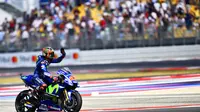 Pembalap Movistar Yamaha, Maverick Vinales menyemangati Valentino Rossi soal peluang menjadi juara dunia MotoGP 2017. (Marco BERTORELLO / AFP)