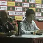 Rabah Benlarbi (kiri), pelatih Timnas Myanmar U-19 di Piala AFF U-18 2017. (Bola.com/Aning Jati)