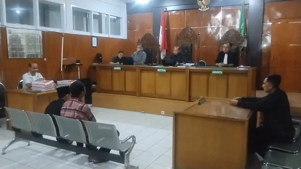 Pengadilan Negeri (PN) Garut, Jawa Barat menjatuhkan vonis ringan satu tahun perawatan kepada terdakwa ABH (Anak Berhadapan Hukum) dalam kasus pembunuhan bocah SMP. (Liputan6.com/Jayadi Supriadin)