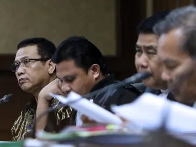 Terdakwa korupsi pengadaan dan pelaksanaan pembangunan kampus IPDN Sumbar di Kab Agam TA 2011, Dudy Jocom (kiri) saat menjalani sidang lanjutan di Pengadilan Tipikor Jakarta, Rabu (5/9). Sidang mendengar keterangan saksi. (Liputan6.com/Helmi Fithriansyah)