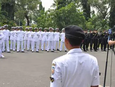 Citizen6, Surabaya: Sertijab digelar dengan upacara militer di Lapangan Apel Pusdiksus, Komando Pendidikan Operasi Laut yang berlokasi di Ujung, Surabaya. (Pengirim: Penkobangdikal)
