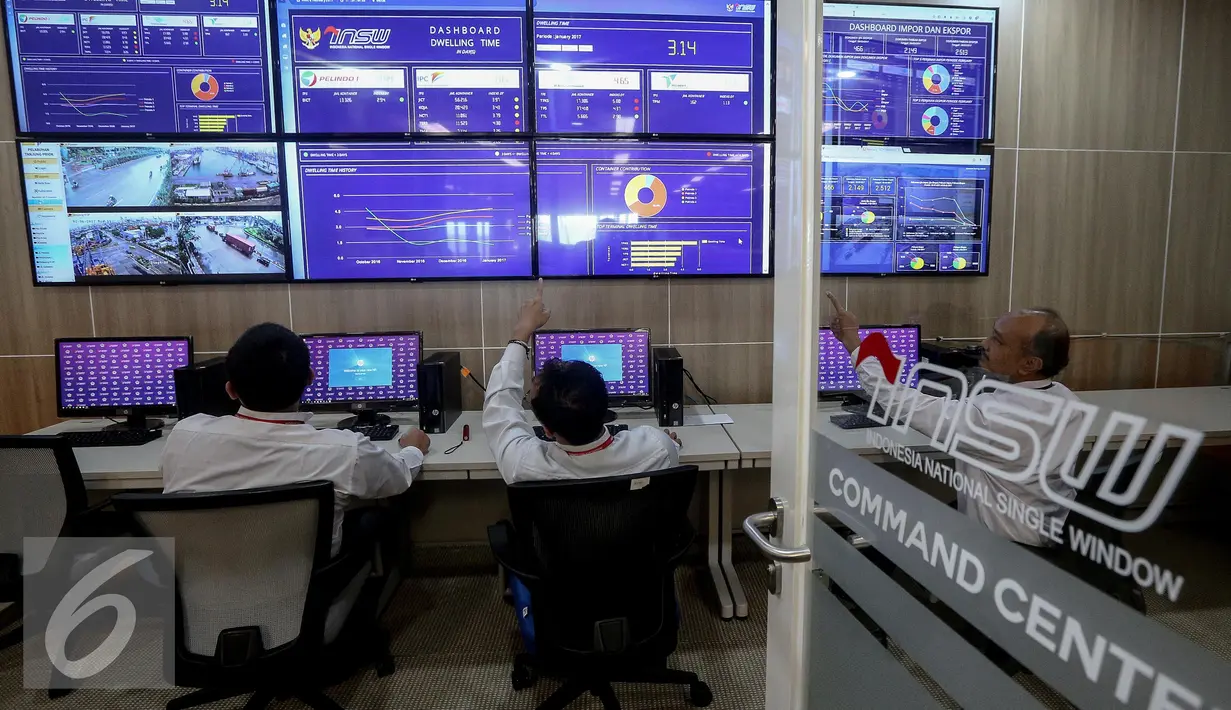 Petugas melakukan pengecekan waktu bongkar muat barang (dwelling time) di berbagai pelabuhan melalui layar monitor  Kantor Pengelola Portal Indonesia National Single Window (INSW), Jakarta, Senin (6/2). (Liputan6.com/Faizal Fanani)