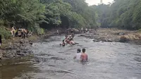 Ciliwung Surut, Warga Depok Jadikan Wahana Permainan Air