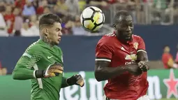Romelu Lukaku (kanan) menyundul bola saat berhadapan dengan kiper Manchester City, Moraes Ederson pada laga International Champions Club di NRG Stadium, Houston, (20/7/2017). (AP/David J. Phillip)