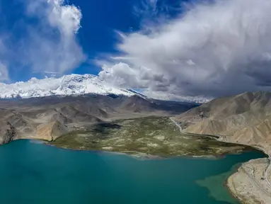 Foto dari udara menunjukkan pemandangan Danau Karakul dan pegunungan bersalju di Dataran Tinggi Pamir, Daerah Otonom Uighur Xinjiang, China barat laut, 16 Juni 2020. (Xinhua/Hu Huhu)