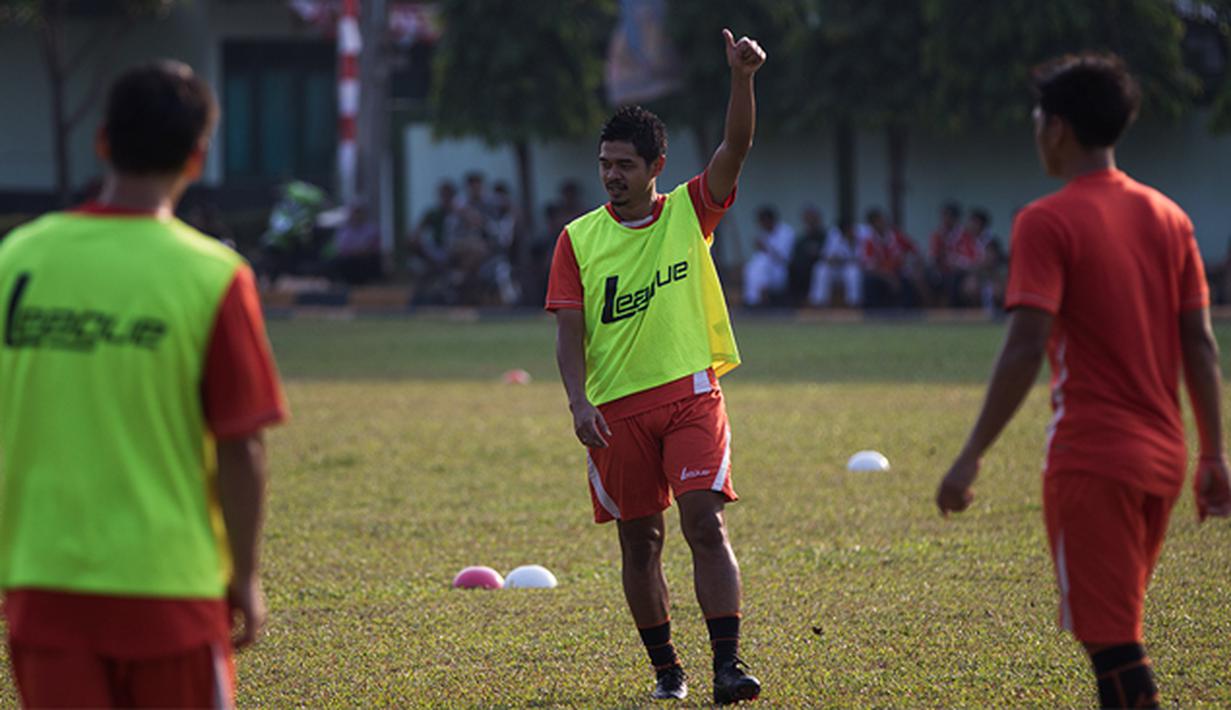 Pemain senior Persija Jakarta, Bambang Pamungkas akhirnya bergabung latihan bersama tim Macan Kemayoran jelang Piala Presiden 2015 di Lapangan Yon Zikon 14, Jakarta, Senin (24/8/2015). (Bola.com/Vitalis Yogi Trisna)