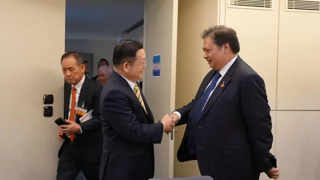Menteri Koordinator Bidang Perekonomian Airlangga Hartarto bertemu dengan Sekretaris Jenderal ASEAN Kao Kim Hourn, di sela-sela Pertemuan Tingkat Menteri OECD pada Kamis, 2 Mei 2024 di Paris, Prancis. (Foto: Kemenko Bidang Perekonomian)