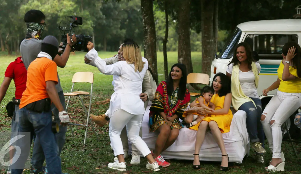 Regina dan sejumlah artis melakukan syuting video klip dari singel kedua regina yang berjudul 'Dibawa Happy Aja', Jakarta, Kamis (14/7). (Liputan6.com/Herman Zakharia)