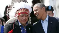Barack Obama dan pemuka reservasi suku Indian di Dakota Utara. (Larry Downing/Reuters)