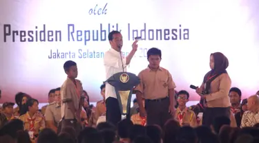 Presiden Joko Widodo (Jokowi) berdialog dengan siswa saat penyerahan Kartu Indonesia Pintar (KIP) di SLB Negeri Pembina, Jakarta, Rabu (6/3). Jokowi membagikan 3.300 KIP untuk pelajar di wilayah Jakarta Selatan. (Liputan6.com/Angga Yuniar)