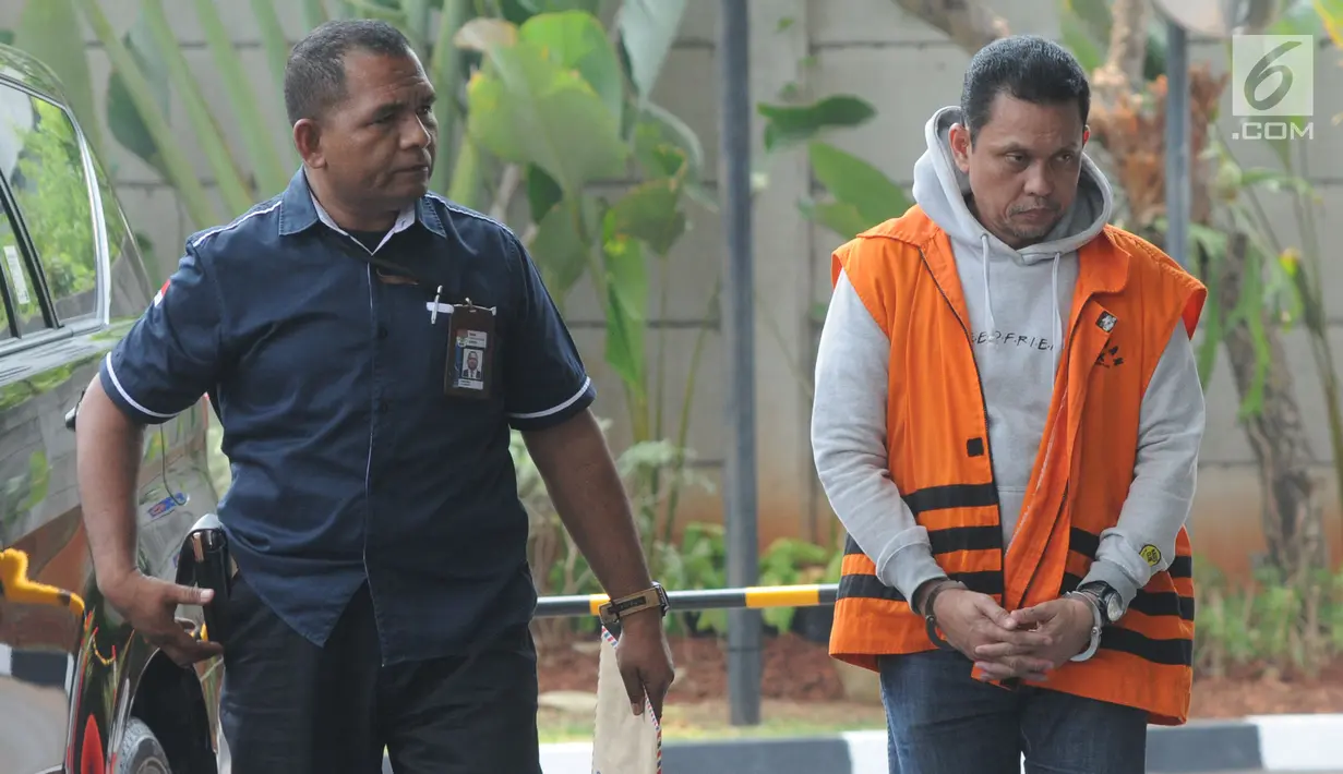 Staf PT INTI Taswin Nur (kanan) tiba untuk menjalani pemeriksaan di gedung KPK, Jakarta, Kamis (8/8/2019). Taswin Ndiperiksa perdana oleh KPK pascapenahanan sebagai tersangka kasus dugaan korupsi pengadaan pekerjaan Baggage Handling System (BHS) di PT Angkasa Pura Properti. (merdeka.com/Dwi Narwoko)