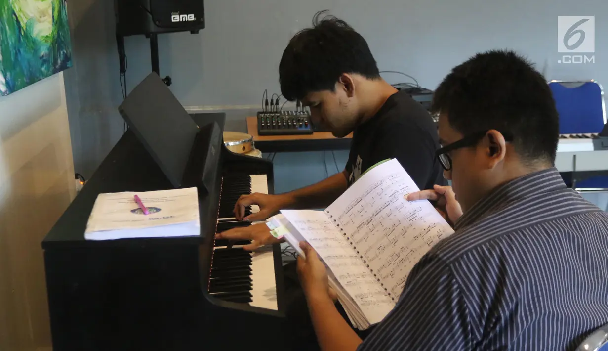 Seorang anak berkebutuhan khusus melakukan latihan piano di Daya Pelita Kasih Center, Pejaten, Jakarta, Kamis (24/5). Di balik keterbatasannya, anak-anak autis memiliki bakat seni salah satunya bermain piano. (Liputan6.com/Arya Manggala)