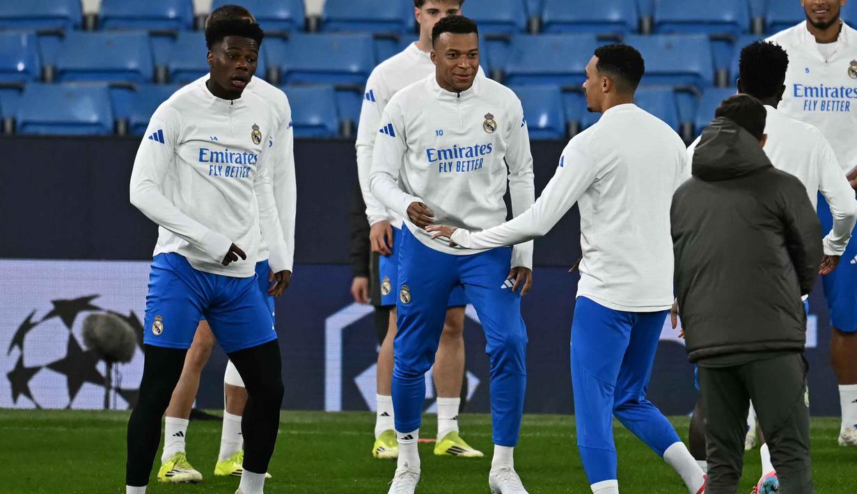 Gelandang Real Madrid asal Prancis, Aurelien Tchouameni (kiri); penyerang Real Madrid asal Prancis, Kylian Mbappe (tengah) dan bek Real Madrid asal Inggris, Trent Alexander-Arnold (keempat dari kanan) saat mengikuti sesi latihan di Etihad Stadium, Manchester, barat laut Inggris, pada 16 Maret 2026. Real Madrid kembali menghadapi Manchester City pada leg kedua 16 Besar Liga Champions 2025/2026. (Paul ELLIS/AFP)