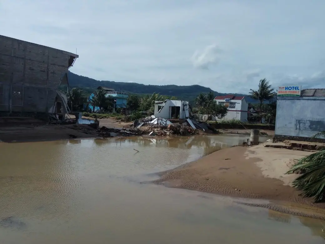 Salah satu sudut kota Pacitan yang menyisakan puing-puing akibat bangunan roboh. (foto: Liputan6.com/dwipks/edhie prayitno ige)