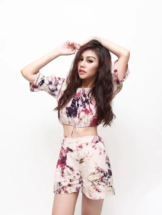 Namanya melambung berkat menjadi iklan Mitsubishi Brand New Day. (foto: instagram.com/vaneshaass)