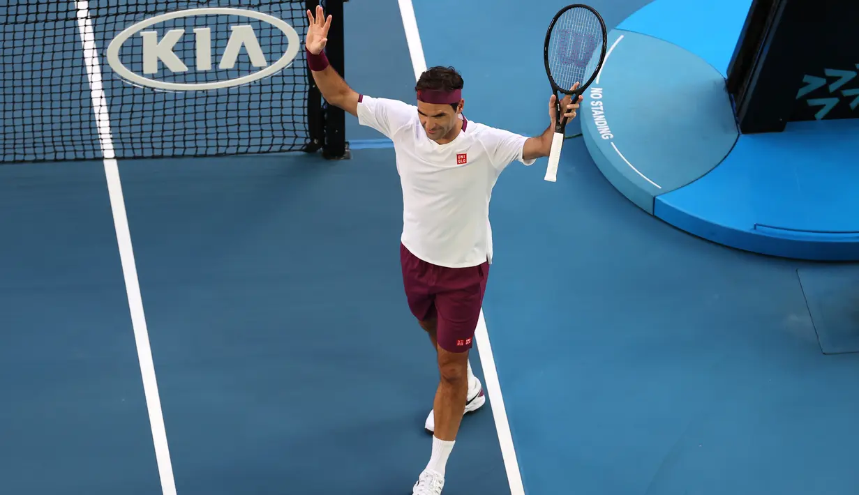Petenis Swiss, Roger Federer merayakan kemenangannya atas Tennys Sandgren dari Amerika Serikat pada babak perempat final tunggal putra Australia Terbuka di Melbourne, Selasa (28/1/2020). Federer melaju ke semifinal usai mengalahkan Sandgren. (DAVID GRAY/AFP)