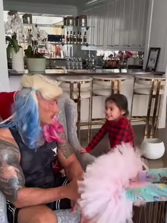 Dwayne Johnson didandani putrinya. (Foto: Instagram/therock)