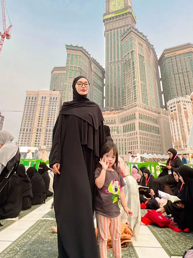 Zaskia Gotik Resmi Berhijab