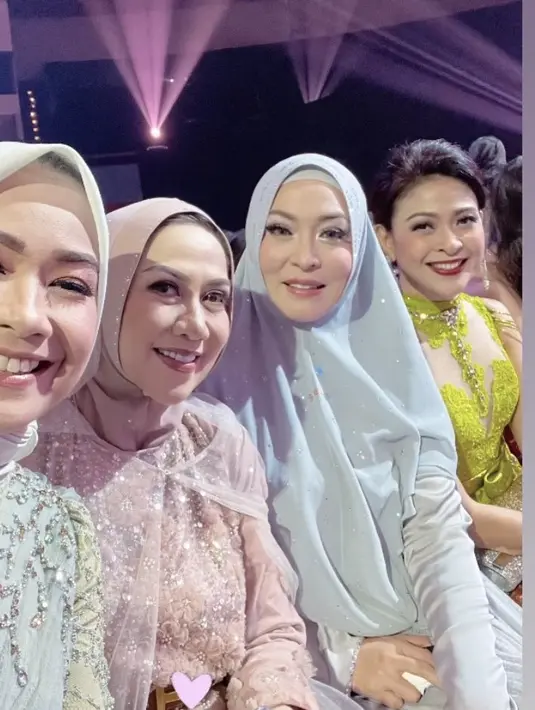 Di malam puncak final Puteri Indonesia tersebut, Indira tampil mengenakan kebaya brokat hijau stabilo berleher tinggi dan memiliki aksen pita besar pada pinggangnya. (@arohali)