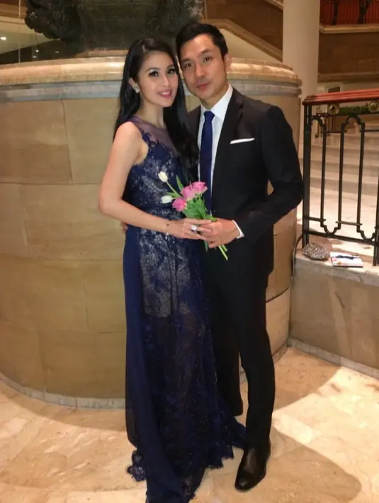 Sandra Dewi pun pernah berbagi potret semasa pacaran dengan Harvey Moeis setelah menikah. Ia pun nostalgia saat menghadiri acara pernikahan teman. Sandra Dewi nampak cantik dengan balutan gaun brukat berwarna navy. Sementara Harvey Moeis nampak gagah dengan setelan jas. (instagram/sandradewi88)