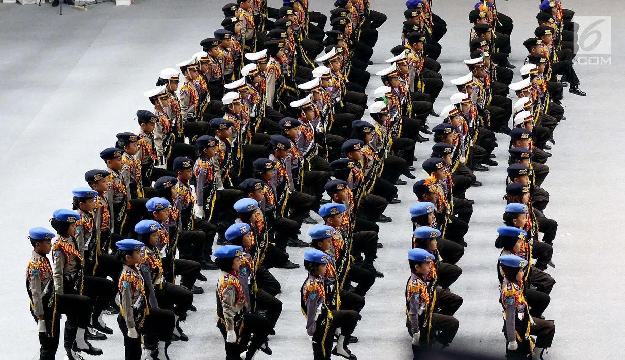 Polisi cilik baris-berbaris saat meramaikan peringatan HUT Bhayangkara ke-72 di Istora, Senayan, Jakarta, Rabu (11/7). Presiden Jokowi bertindak selaku inspektur upacara. (Liputan6.com/Johan Tallo)