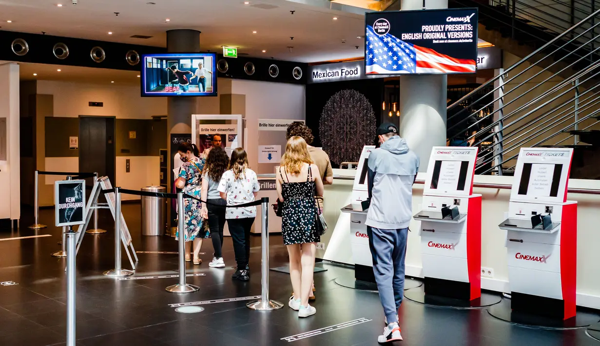 Orang-orang mengantre memasuki auditorium film di bioskop di Berlin, Jerman (19/7/2020). Otoritas Berlin telah mengizinkan bioskop kembali dibuka asalkan mematuhi langkah-langkah pencegahan COVID-19, termasuk membatasi jumlah penonton dan menerapkan jarak fisik antarpenonton. (Xinhua/Binh Truong)