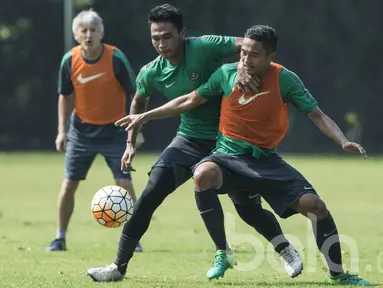 Bek Timnas Indonesia U-22, Ricky Fajrin, berusaha melewati Bagas Adi saat latihan di Lapangan SPH Karawaci, Banten, Kamis (20/4/2017). (Bola.com/Vitalis Yogi Trisna)
