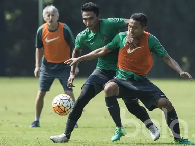 Bek Timnas Indonesia U-22, Ricky Fajrin, berusaha melewati Bagas Adi saat latihan di Lapangan SPH Karawaci, Banten, Kamis (20/4/2017). (Bola.com/Vitalis Yogi Trisna)