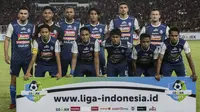 Para pemain Arema FC foto bersama sebelum melawan Persija Jakarta pada laga Liga 1 di SUGBK, Jakarta, Sabtu (31/3/2018). Persija menang 3-1 atas Arema FC. (Bola.com/Vitalis Yogi Trisna)