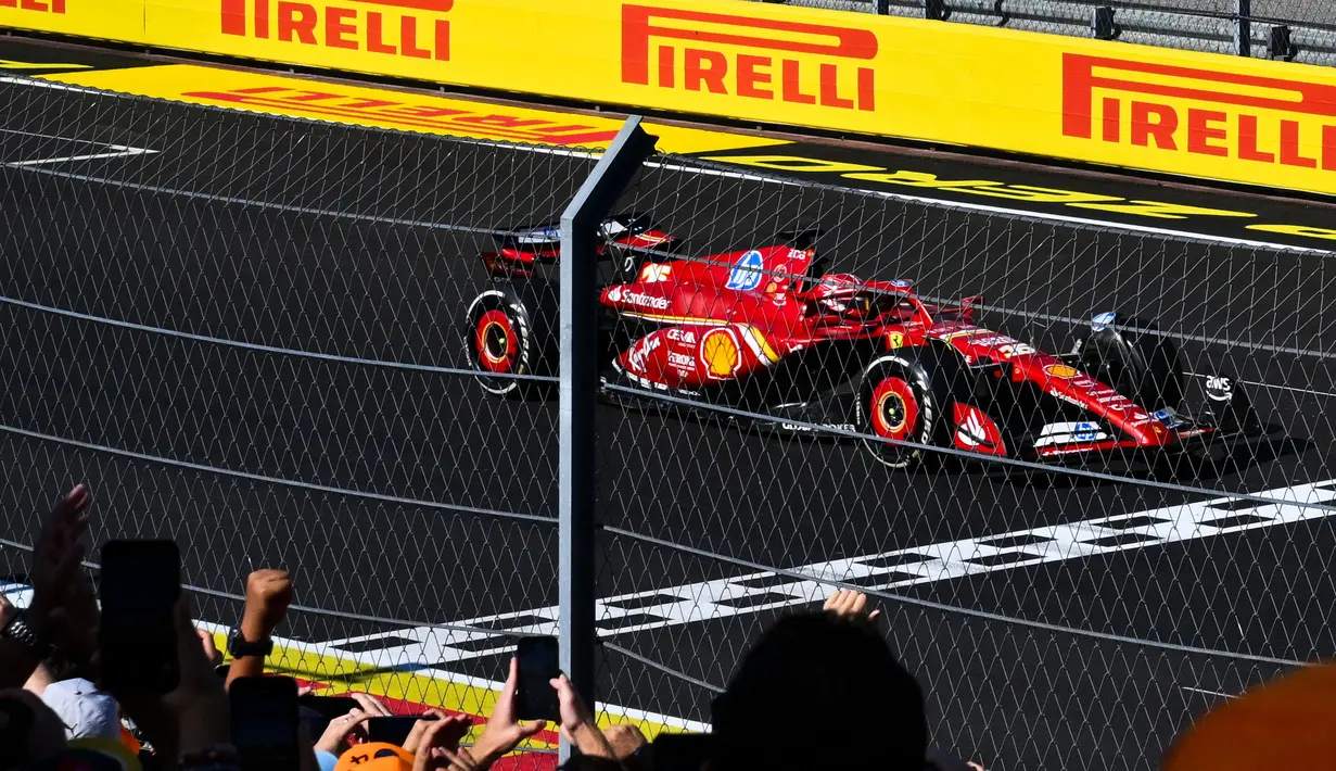 Pembalap Monegasque Ferrari, Charles Leclerc berhasil finis pertama sekaligus memenangkan Formula 1 Grand Prix Amerika Serikat 2024. (ANGELA WEISS/AFP)