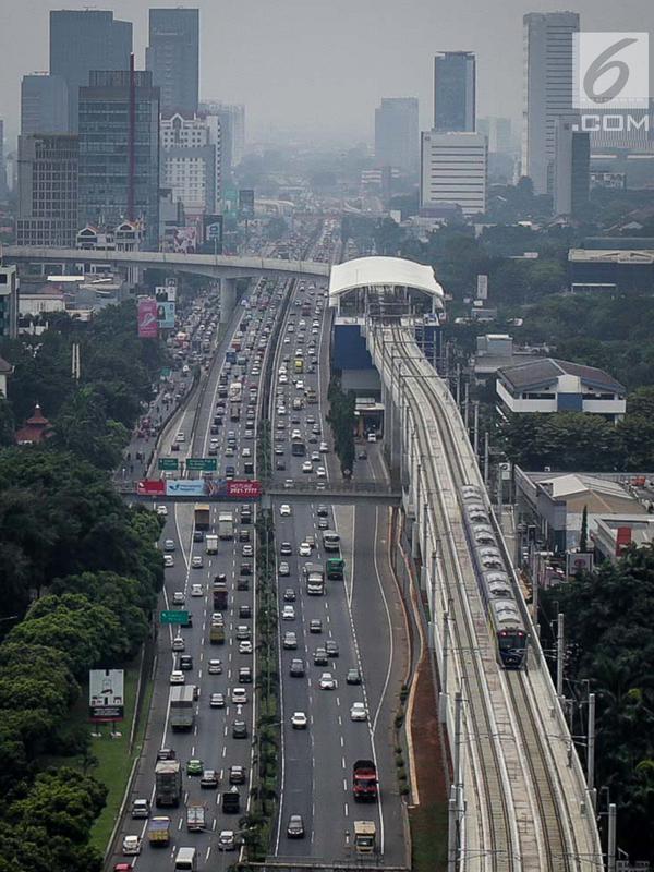 Rangkaian kereta Moda Raya Terpadu (MRT)  Lebak Bulus-Bundaran HI melintas di Stasiun MRT Fatmawati, Jakarta, Rabu (8/5/2019). Terhitung mulai  13 Mei 2019, tarif MRT Jakarta akan kembali normal seharga Rp 7.000 hingga Rp 14.000 per sekali perjalanan. (Liputan6.com/Faizal Fanani)