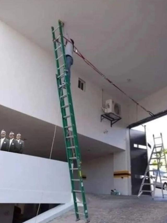 8 Potret Cara Pekerja Lapangan Bekerja Ini Bikin Deg-Degan