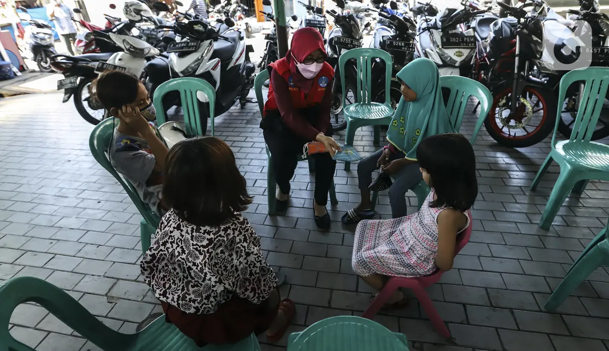 Tenaga kesehatan Puskesmas Kecamatan Menteng melakukan sosialisasi protokol kesehatan kepada warga saat Swab Seru Keliling di Masjid Jami Assuhaimiah, Kebon Sirih, Jakarta, Kamis (9/9/2021). Program ini diharapkan dapat memutus penularan COVID-19 dari pasien tanpa gejala. (Liputan6.com/Johan Tallo)