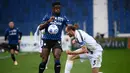 Striker Atalanta, Duvan Zapata, berebut bola dengan bek Juventus, Giorgio Chiellini, pada laga Liga Italia di Stadion Atleti Azzurri d'Italia, Minggu (18/4/2021). Atalanta menang dengan skor 1-0. (AFP/Marco Bertorello)