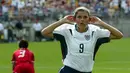 Mia Hamm adalah idola Amerika yang mempersembahkan dua gelar Piala Dunia dan medali emas olimpiade. Mia Hamm terpilih sebagai Pesepakbola Wanita Terbaik Dunia FIFA 2001. (AFP/Don Emert)