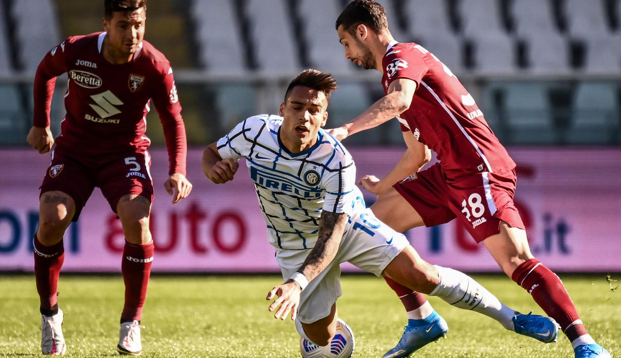 Pada menit ke-61, wasit memberikan hadiah penalti kepada Inter Milan usai mendapati bek Torino, Armando Izzo, melanggar Lautaro Martinez secara sengaja di kotak terlarang. (Foto: AFP/Marco Bertorello)