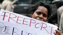 Massa yang tergabung dalam Aliansi Mahasiswa Papua dan FRI-West Papua membentangkan tulisan saat berunjuk rasa di Jakarta, Jumat (7/4). Mereka menuntut penutupan PT Freeport. (Liputan6.com/Helmi Fithriansyah)