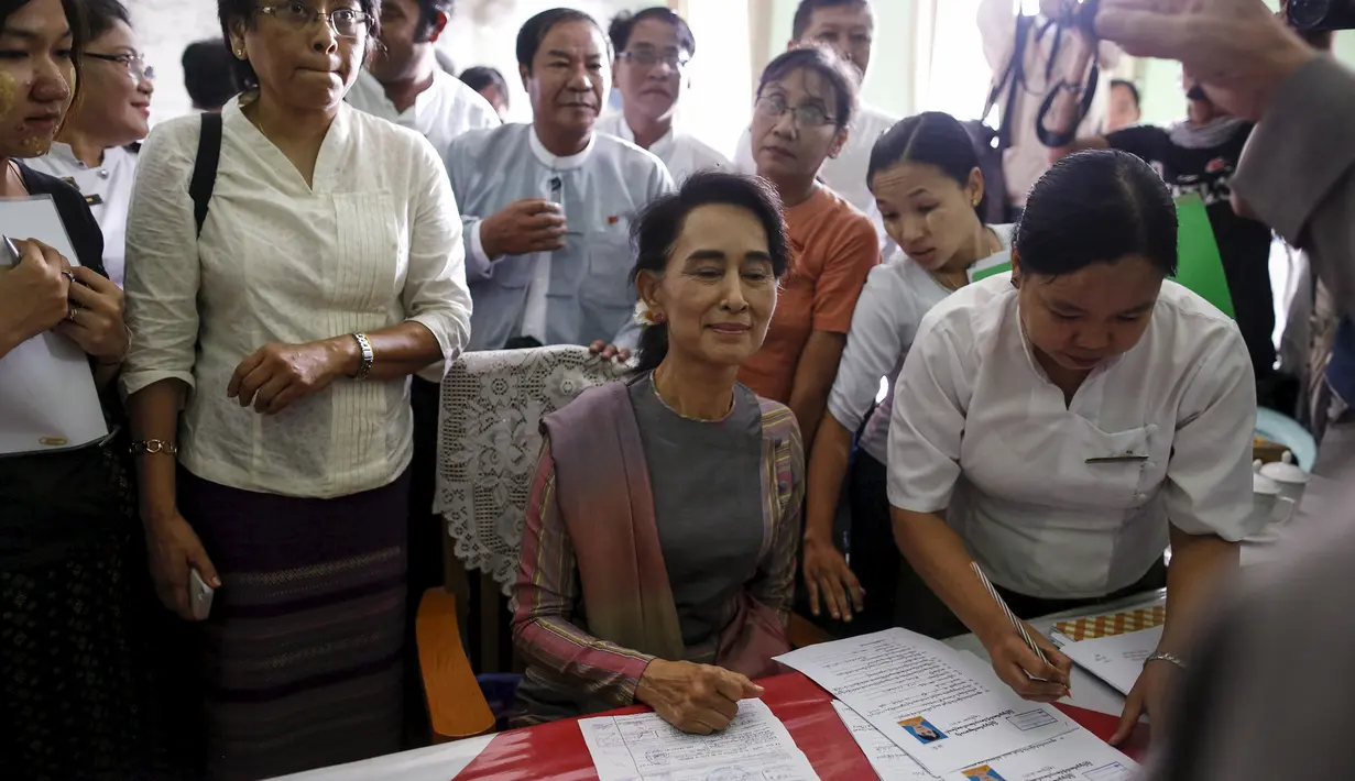 Aung San Suu Kyi menyerahkan dokumen pencalonannya sebagai Presiden di kantor Komisi Pemilihan Thanlyin (29/7/2015). Myanmar akan melakukan pemilu pertama kalinya setelah 25 tahun keran demokrasi ditutup. (REUTERS/Soe Zeya Tun)