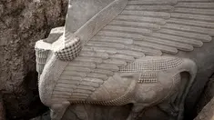 Foto pada 24 Oktober 2023 menunjukkan pemandangan patung pualam Dewa Lamassu yang baru saja digali, yang ditemukan dengan seluruh sayapnya yang masih utuh oleh misi arkeologi Prancis di situs arkeologi Khorsabad (juga dikenal dengan nama Dur-Sharrukin), di provinsi Niniwe, Irak bagian utara. (Zaid AL-OBEIDI / AFP)