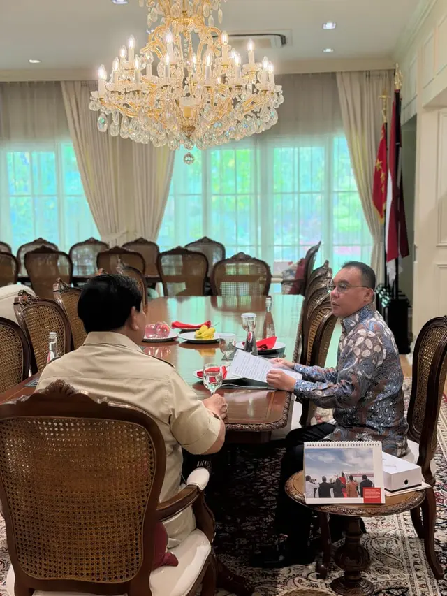 Presiden Prabowo Subianto berdiskusi dengan Wakil Ketua DPR RI Sufmi Dasco Ahmad