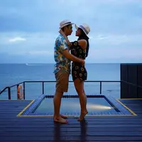 Jalinan asmara Dewi Perssik dan Angga Wijaya memang sukses membuat publik terkejut. Bermula dari urusan pekerjaan, namun akhirnya keduanya pun jatuh cinta. (Foto: instagram.com/anggawijaya88)